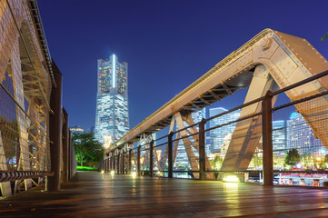 横浜の夜景、みなとみらいの鉄橋と高層ビル