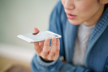 音声入力・若い女性