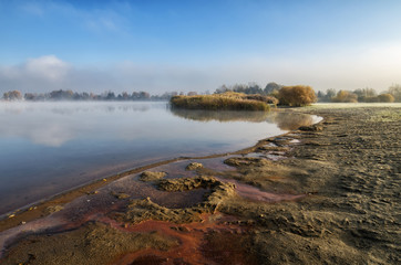 Fototapeta na wymiar Jesienny, mroźny, słoneczny poranek nad jeziorem