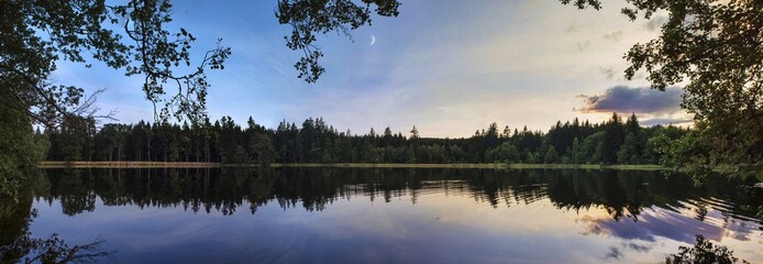 Fototapeta na wymiar Pond sunset reflection