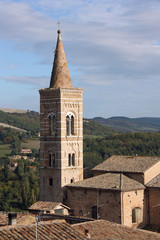 Fototapeta na wymiar Campanile de l'église San Francesco à Urbino, Italie 