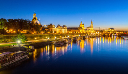 Fototapeta na wymiar Dresden zur blauen Stunde