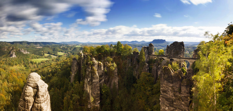 Panorama Elbsandsteingebirge mit Basteibrücke