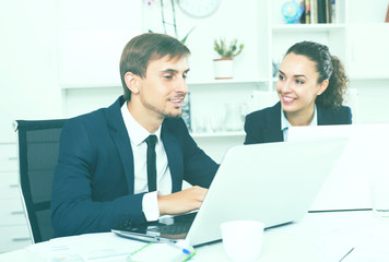 Obraz premium Business colleagues sitting with laptops