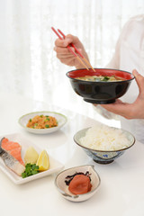 食事を楽しむ女性