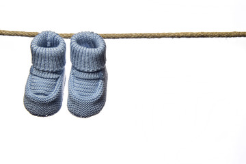 Patucos azules tendidos