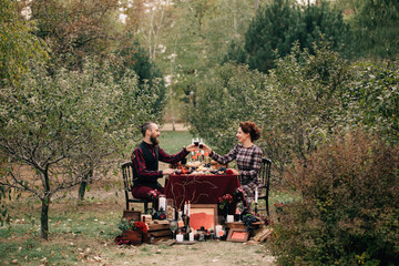 Obraz premium Beautiful bride is sitting at a decorated wedding table.