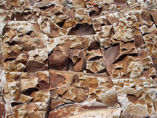 幾何学的な模様の岩
