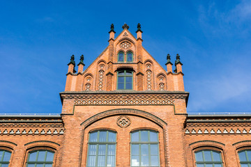 Fototapeta na wymiar Alte Backstein-Fassade vor blauem Himmel