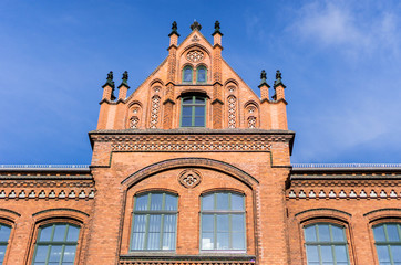 Fototapeta na wymiar Alte Backstein-Fassade vor blauem Himmel