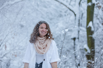 Fototapeta na wymiar Attractive young woman in wintertime outdoor