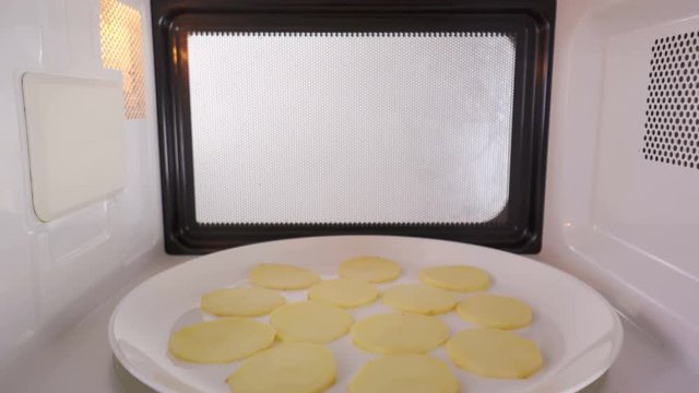 Making crispy fat free homemade potato chips in the microwave