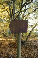 rostiges Zeichen im Hochformat