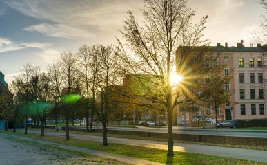 Sonnen scheint am Morgen zwischen den Häusern hindurch