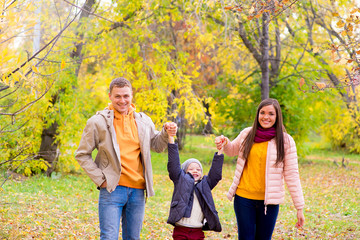 Fototapeta premium Family walks in the autumn park