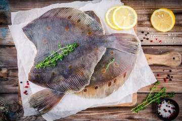 Fotobehang Raw flounder fish, flatfish on wooden table © nblxer