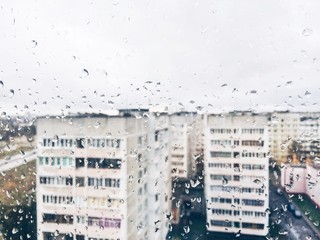 капли дождя из окна