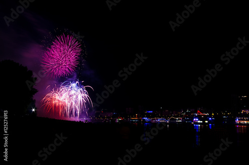 Rheinfelden: „das feuerwerk ist ein publikumsmagnet“ "Großes Feuerwerk auf dem Rhein in Köln. " Stock photo and royalty-free