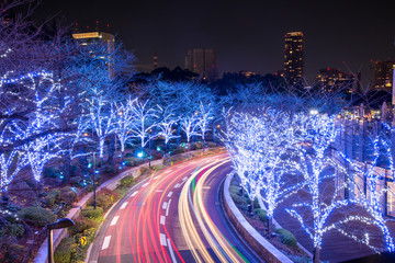Obraz premium Zimowe oświetlenie w Tokio niedaleko Roppongi Hills