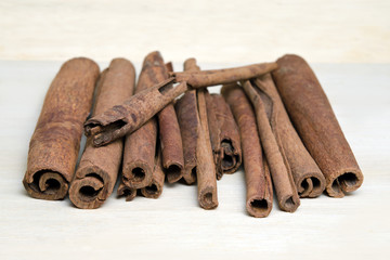 Cinnamon sticks putting on wood background
