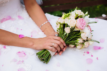 Fototapeta na wymiar boquet of rose flowers in bride hands