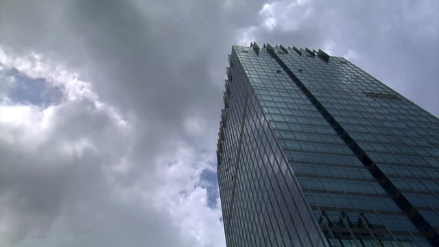 10095 Dark clouds over a building - time lapse
