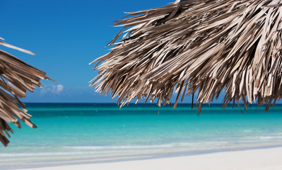Fototapeta na wymiar Weißer Strand mit Türkis Wasser auf Kuba Varadero