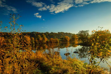 Sonnenaufgang am Fluss 