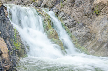 Obraz premium falling water in the morning mist.