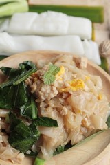 Stir rice noodle roasted chicken is delicious.