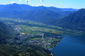 Luftaufnahme vom Lago Maggiore Ufer bei Minusio, Tenero und Locarno im Tessin