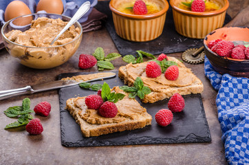 Toast with peanut butter and berries
