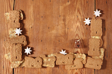 weihnachtlicher rahmen mit spekulatius zimtsternen und schokoteddy