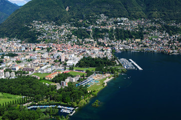 Fototapeta na wymiar Luftaufnahme von Locarno samt Lido am Lago Maggiore im Ticino