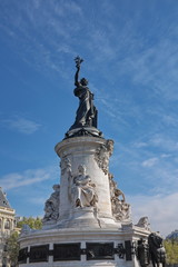 Fototapeta premium Statue de la République et ciel bleu. Paris, France. place de la République.