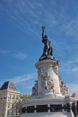 Fototapeta na wymiar Statue de la République. Place de la République. Socle en pierre blanche. Ciel bleu. Paris, France.