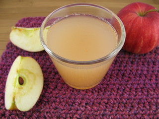 Frischer Apfelsaft im Glas