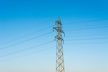 Energie mit Strom und Elektrizität durch den Strommast für den Haushalt 
