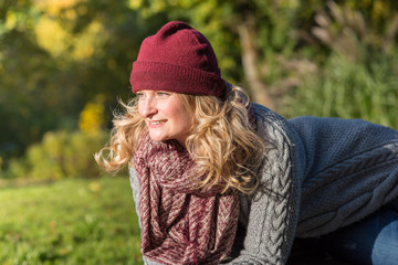 attraktive blonde Frau im Park freut sich über den Herbst