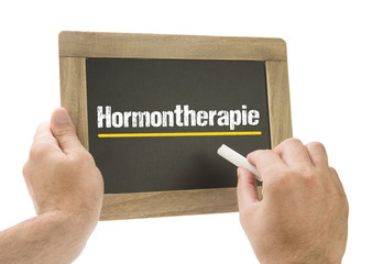 Hormontherapie Hand schreibt auf Kreidetafel