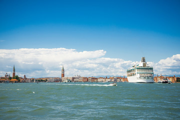 Kreuzfahrtschiff vor Venedig, Italien