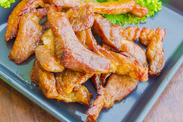 Deep fried pork with leech lime leaf and chili sauce