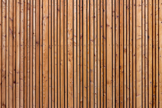 Holzwand mit vielen Leisten 