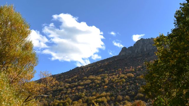 dağlarda sonbahar manzarası ve bulutlar