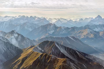 Fototapeten Luftpanorama der Berggipfel © Roman Mikhailov
