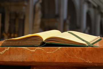 La lettura della bibbia sull'altare