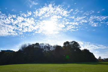 Wolken und Sonnenschein im Park