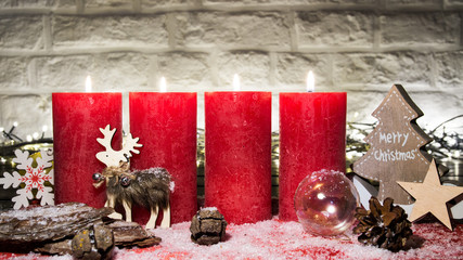 Vierter Advent / Heillig Abend / Weihnachtliche, rote Kerzen mit Weihnachtskugeln