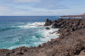 Lavafelsen am Ozean