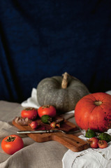 Осенняя композиция: хурма, тыква, фейхоа с осенними листьями